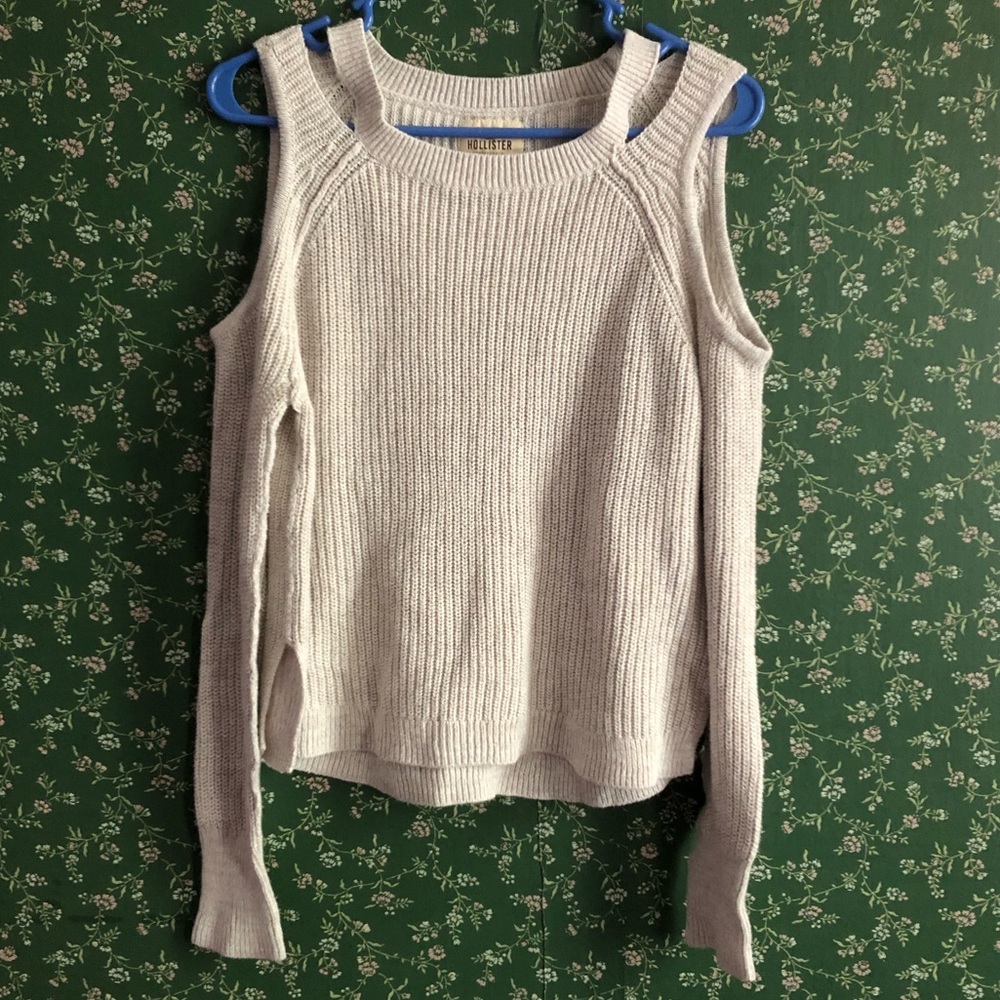 🥑 Hollister Cold Shoulder Sweater!